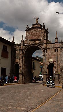 Archivo:Portal de Santa Clara, Cusco