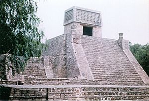Archivo:Pyramid of Santa Cecilia
