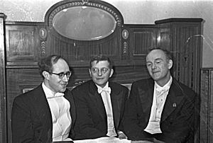 Archivo:RIAN archive 478141 Mstislav Rostropovich, Dmitry Shostakovich and Svyatoslav Richter