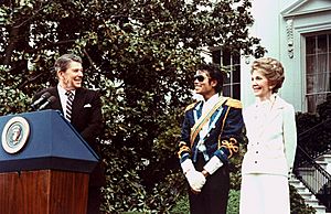 Archivo:Reagans with Michael Jackson