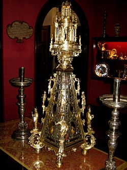Archivo:Relicario con femur de San jorge