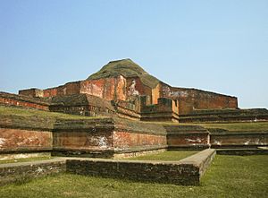 Archivo:Ruins of Bhuddist Bihara - Somapura Mahavihara