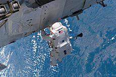 Archivo:STS-115 Tanner EVA