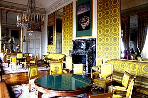 Archivo:Seating Area, Palace of Versailles, Paris