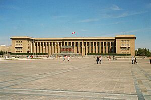 Archivo:Suhbataar square n mausoleum