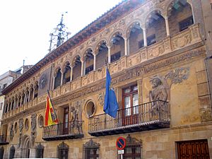 Archivo:Tarazona - Ayuntamiento (antigua lonja) 09