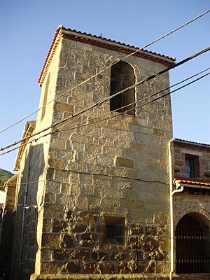 Archivo:Torre de iglesia en Santa María del Tiétar