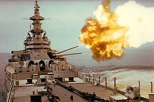 Archivo:USS Iowa (BB-61) fires at North Korean target in mid-1952