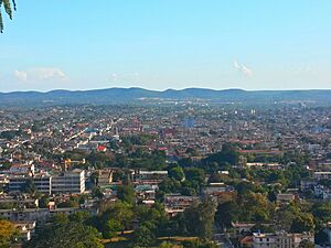 Archivo:Vista de la ciudad de Holgín desde la loma de la cruz
