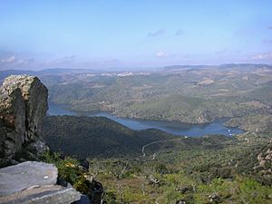 Archivo:Vista del Duero desde el mirador del Castillo de Vilvestre, provincia de Salamanca retouched