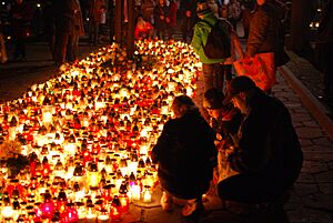 Archivo:All Saints Day in Łódź, 2014 lights 02