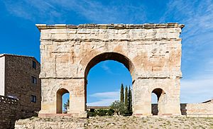 Archivo:Arco romano, Medinaceli, Soria, España, 2015-12-28, DD 106