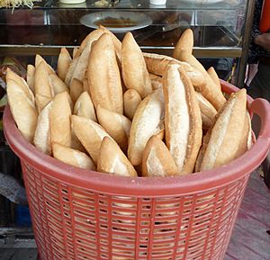 Archivo:Banh mi - vietnamese bread - (cut out from flickr5607479129)