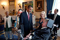 Archivo:Barack Obama speaks to Stephen Hawking