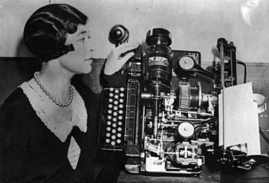 Archivo:Bundesarchiv Bild 183-2008-0516-500, Fernschreibmaschine mit Telefonanschluss