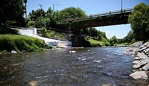 Archivo:CUAUTLA RÍO A LA ORILLA