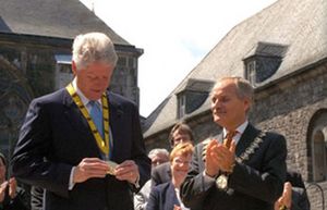 Archivo:Clinton Karlspreis