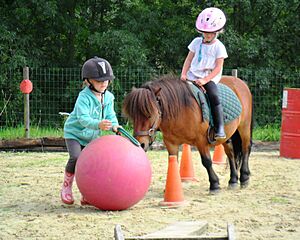 Archivo:Deux enfants et leur poney