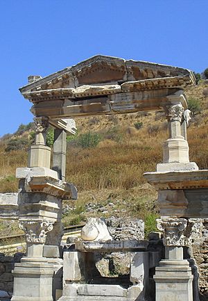 Archivo:Efez, Fontanna Trajana - 24 września 2011 r. SDC11931