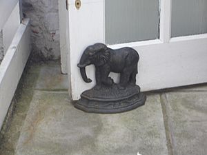 Archivo:Elephant in the doorway