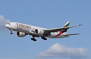 Archivo:Emirates Boeing 777F (A6-EFM) arrives London Heathrow 11Apr2015 arp