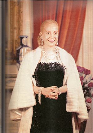 Archivo:Eva Perón vestida lujosamente