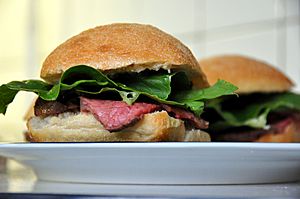 Archivo:Flickr - cyclonebill - Sandwich med oksecuvette, romainesalat og dressing med peberrod, hvidløg og sennep