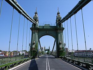 Archivo:Hammersmith Bridge, London