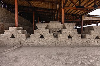 Huaca El Brujo - Muros con decoración escultórica geométrica