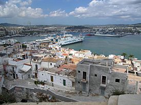 Archivo:Ibiza old town harbour (236730060)