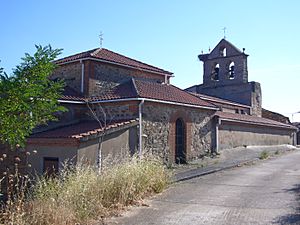 Archivo:Iglesia de San Martín de Tábara desde la calle de la Cuesta