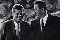 Archivo:John F. Kennedy and Eugene McCarthy