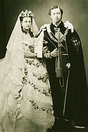 Archivo:King Edward VII and Queen Alexandra - Wedding -1863