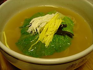 Archivo:Korean noodle-Gomguksu-01