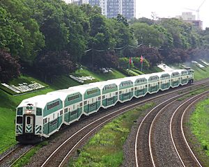 Archivo:Lakeshore West GO Train Westbound