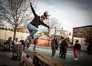 Archivo:Mariah Davenport hits the kicker at Martinez Playground - Blue Park