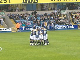 Archivo:Millwall FC huddle