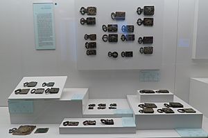 Archivo:Museo de Segovia, broches de cinturón de época visigoda