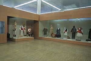 Archivo:Museo del Traje - MTFD034185.41 - Exposición permanente del Museo del Traje