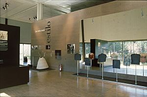 Archivo:Museo del Traje - MTFD034185 - Exposición permanente del Museo del Traje