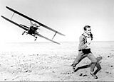 Archivo:North by Northwest Cary Grant airplane chase