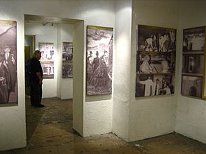 Archivo:Paris - Salle histoire des Catacombes 1