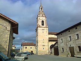 Parizako plaza nagusia eta elizaren ikuspegia.jpg
