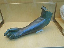 Archivo:Petavonium, brazo de bronce