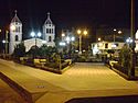 Plazuela Belen de noche (Huaraz, Peru).JPG