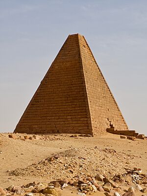 Archivo:Pyramid at Jebel Barkal