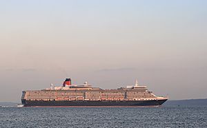 Archivo:Queen Elizabeth cruise liner