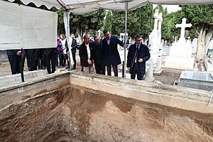Archivo:Sánchez visita cementerio Carmen fosas