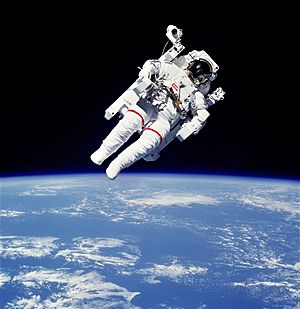 Archivo:STS41B-35-1613 - Bruce McCandless II during EVA (Retouched)
