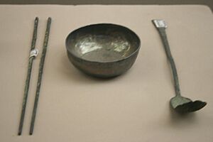 Archivo:Song Dynasty silver chopsticks, cup, and spoon